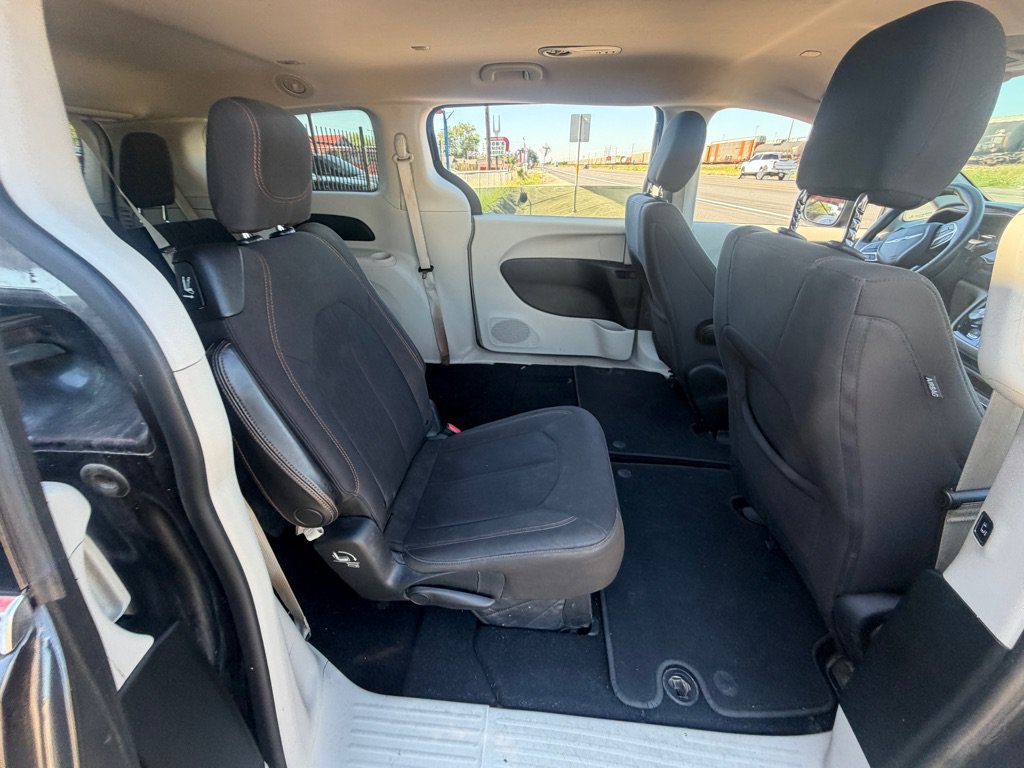 Used 2018 Chrysler Pacifica Touring FWD image 28