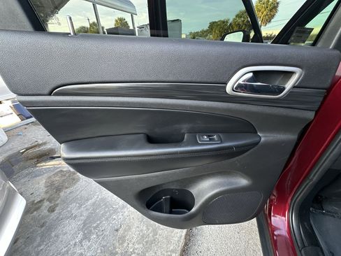 Used 2019 Jeep Grand Cherokee Laredo image 29