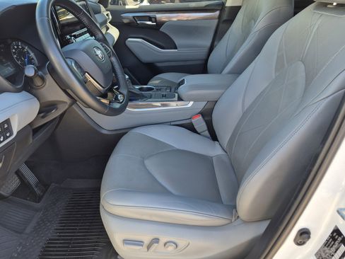 Used 2021 Toyota Highlander Platinum AWD/4WD image 16