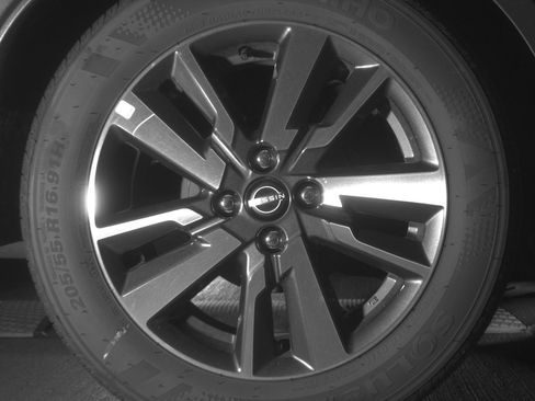 Used 2025 Nissan Versa SV image 15