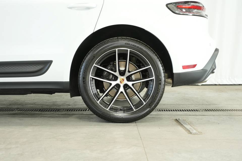Certified 2025 Porsche Macan AWD/4WD image 43