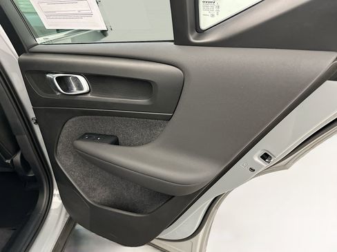 Used 2025 Volvo XC40 B5 Plus image 33