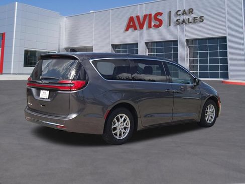 Used 2023 Chrysler Pacifica Touring-L FWD image 6