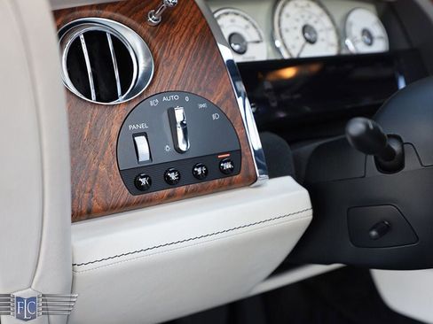 Used 2017 Rolls-Royce Dawn Convertible image 32