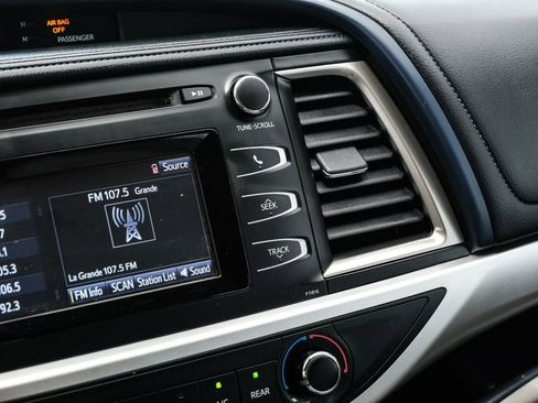 Used 2019 Toyota Highlander LE FWD image 21