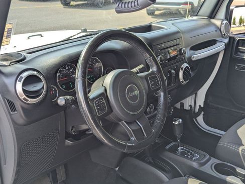 Used 2018 Jeep Wrangler Unlimited Sahara w/ Connectivity Group AWD/4WD image 12