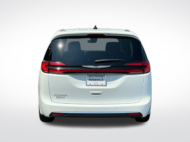 Used 2023 Chrysler Pacifica Touring-L FWD image 6