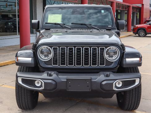 Used 2025 Jeep Wrangler Unlimited Sahara AWD/4WD image 3