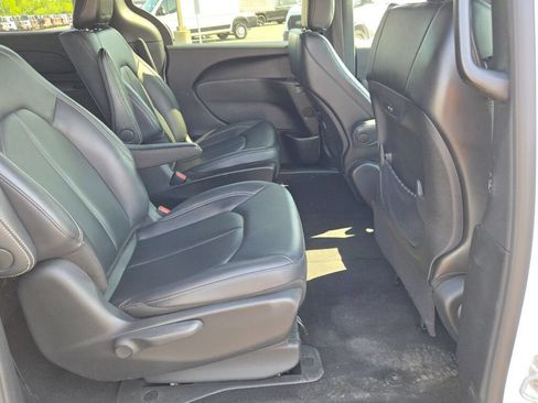 Certified 2024 Chrysler Pacifica Limited FWD image 19