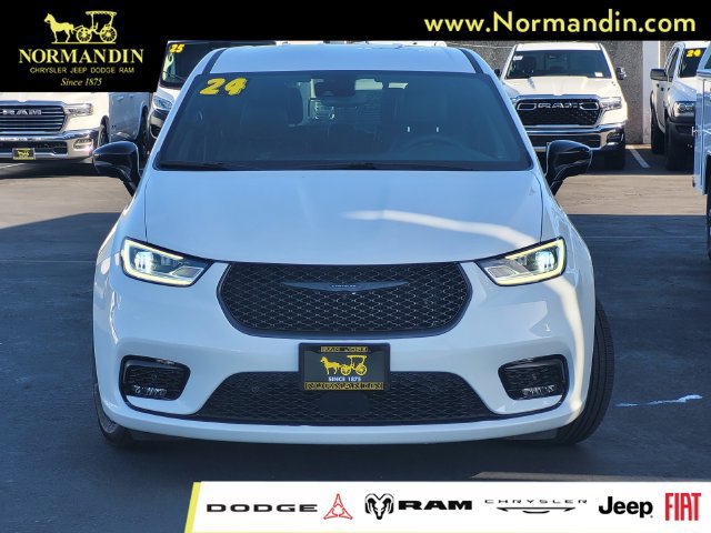 Used 2024 Chrysler Pacifica Limited FWD image 2