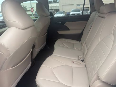 Used 2020 Toyota Highlander XLE image 14