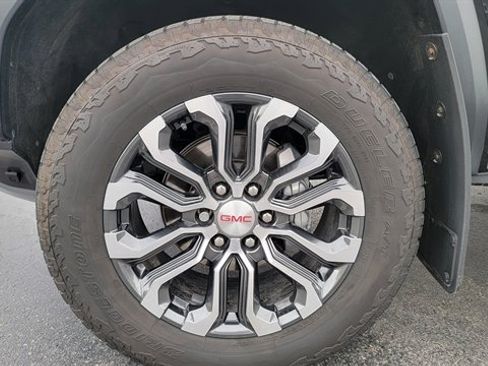 Used 2024 GMC Canyon Denali image 12