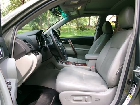 Used 2012 Toyota Highlander Limited w/ Tow Pkg FWD image 11