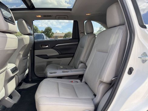 Used 2018 Toyota Highlander Limited Platinum FWD image 18