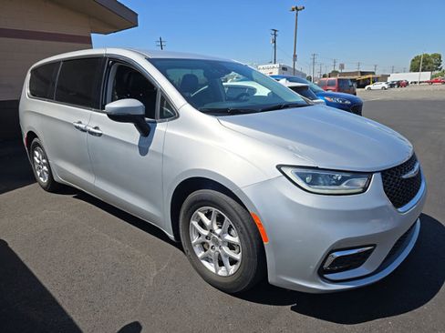 Used 2023 Chrysler Pacifica Touring-L FWD image 5
