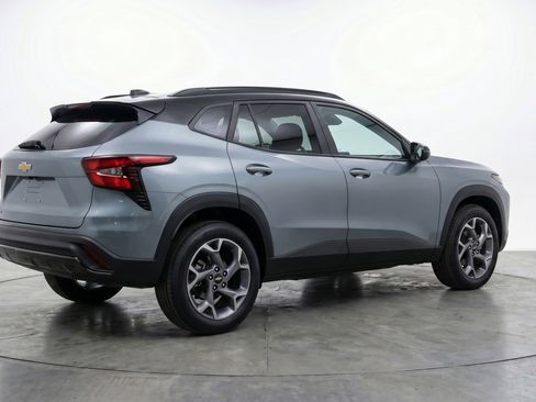 Used 2025 Chevrolet Trax LT FWD image 9