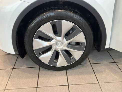 Used 2021 Tesla Model Y Long Range image 27
