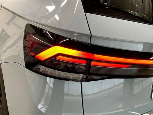 New 2026 Volkswagen Taos SE image 25