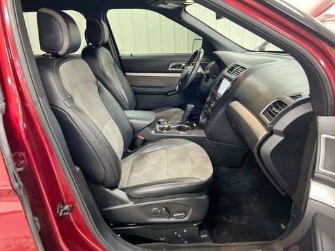 Used 2017 Ford Explorer XLT w/ Equipment Group 202A AWD/4WD image 22