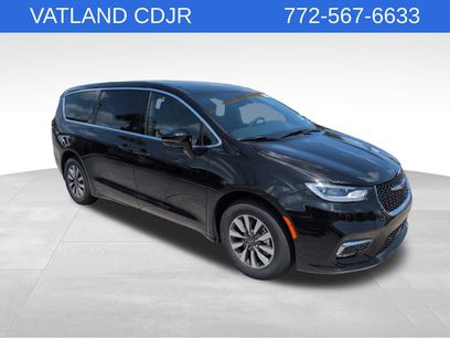 New 2025 Chrysler Pacifica Select