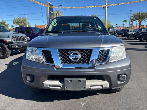 Used 2019 Nissan Frontier SV image 2