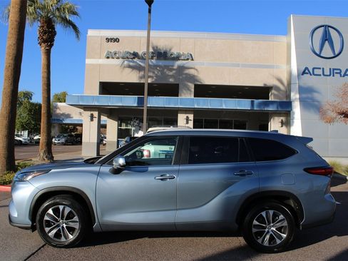 Used 2023 Toyota Highlander XLE image 2