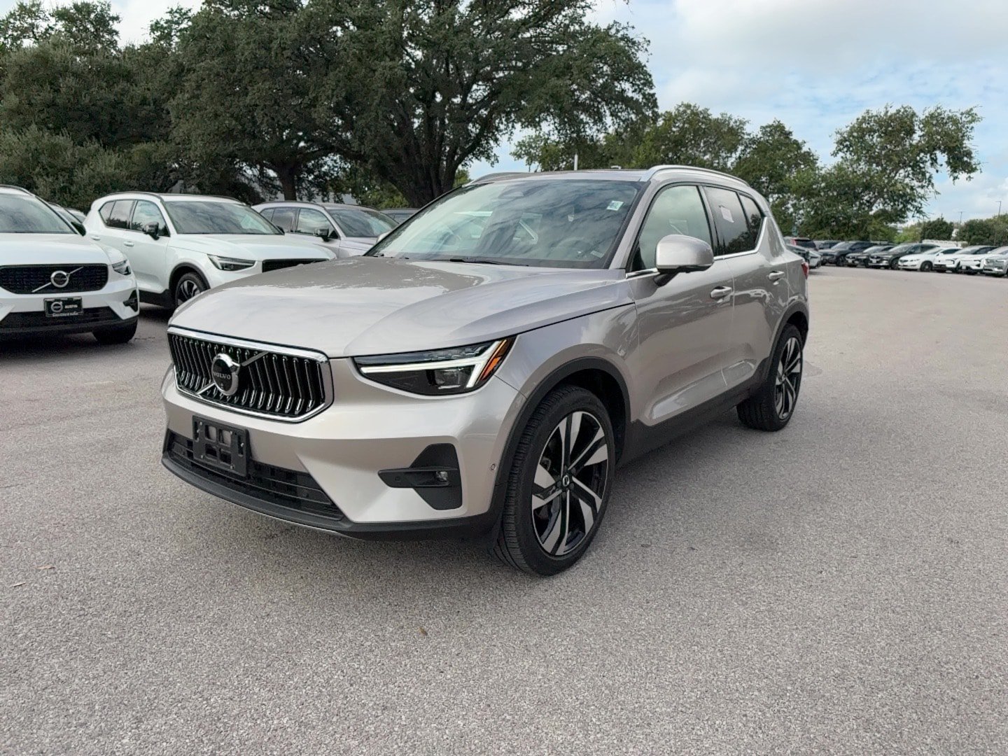 Certified 2024 Volvo XC40 B5 Plus AWD/4WD image 2