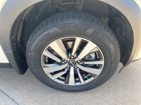 Used 2023 Nissan Pathfinder SL w/ Lighting Package (N92) FWD image 9