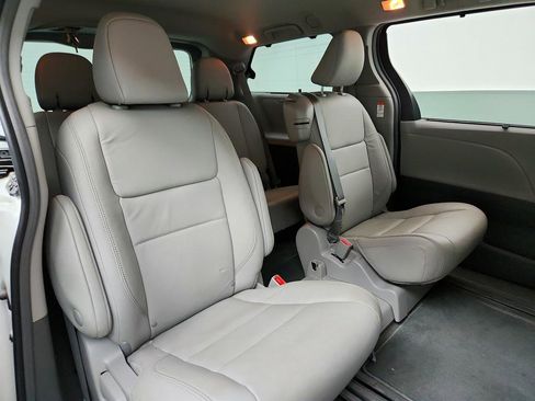 Used 2018 Toyota Sienna XLE image 30