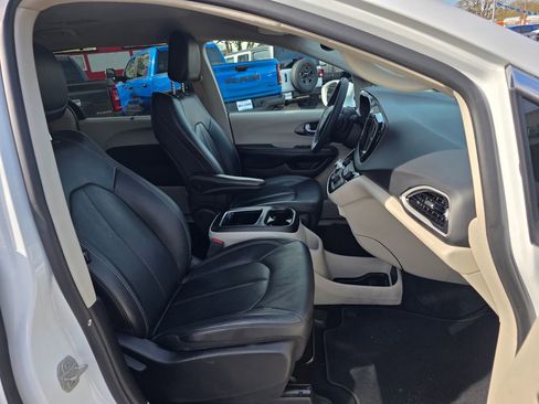 Used 2022 Chrysler Pacifica Touring-L image 26