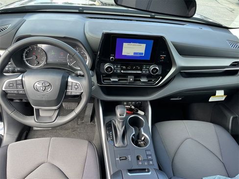 Used 2023 Toyota Highlander LE image 15