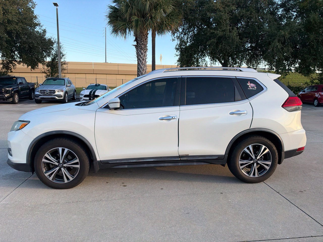 Used 2017 Nissan Rogue SL w/ SL Premium Package FWD image 2