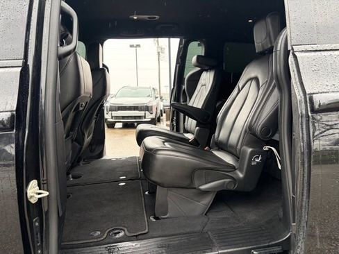 Used 2023 Chrysler Pacifica Touring-L w/ S Appearance Package image 16