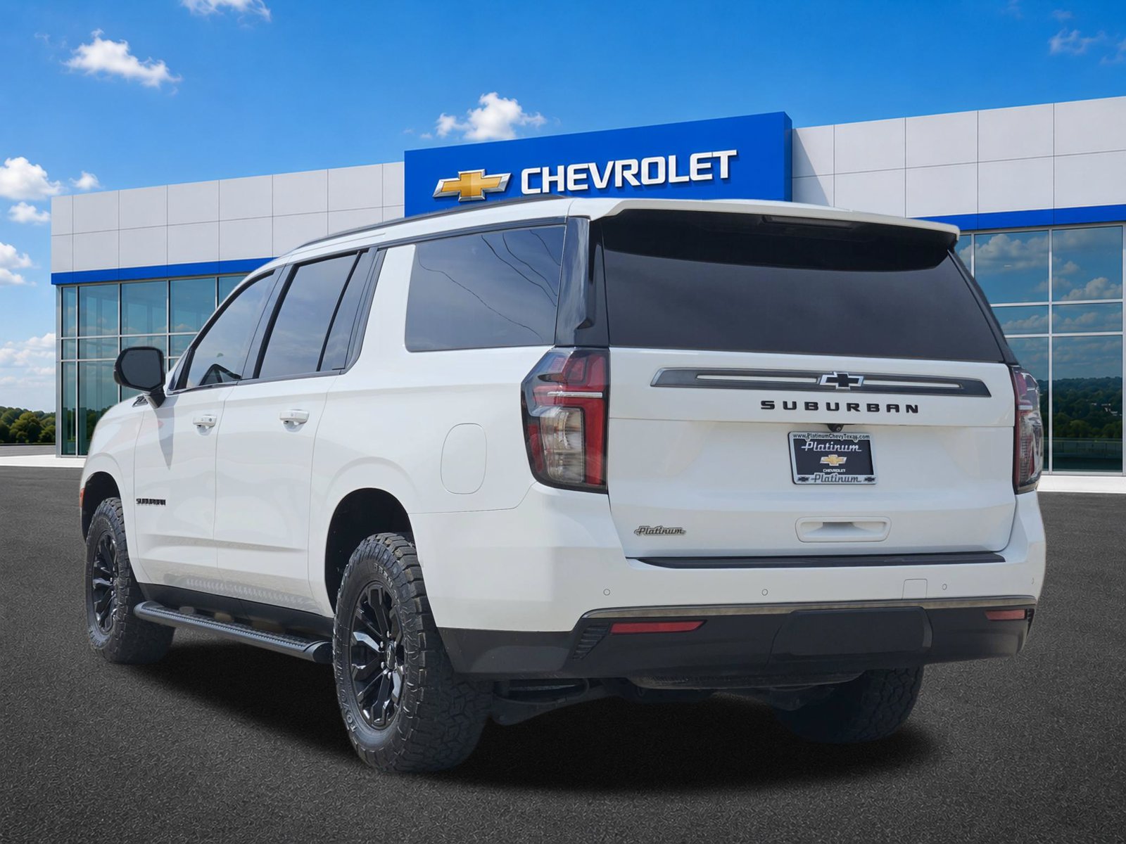 Certified 2022 Chevrolet Suburban Z71 w/ Luxury Package AWD/4WD image 4