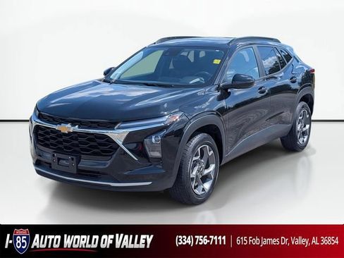 Used 2025 Chevrolet Trax LT FWD image 1