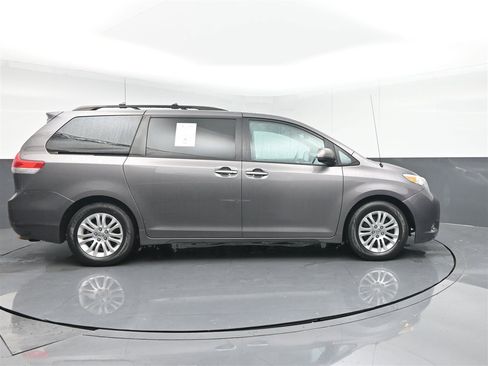 Used 2013 Toyota Sienna XLE image 4