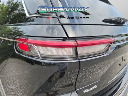 Used 2022 Jeep Grand Cherokee Laredo w/ Luxury Tech Group I AWD/4WD image 28