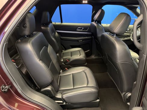 Used 2019 Ford Explorer XLT w/ Equipment Group 202A AWD/4WD image 27