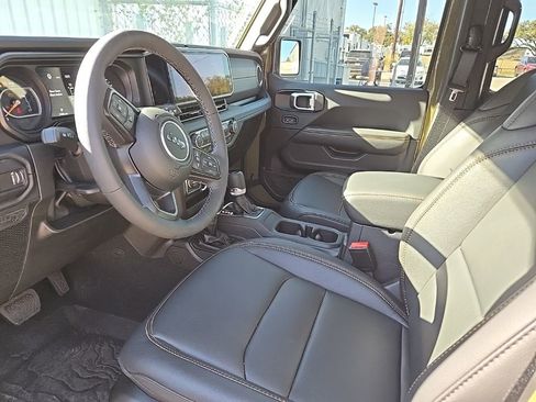 Used 2025 Jeep Gladiator Sport image 12