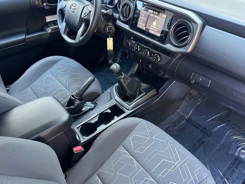 Certified 2017 Toyota Tacoma TRD Off-Road AWD/4WD image 14