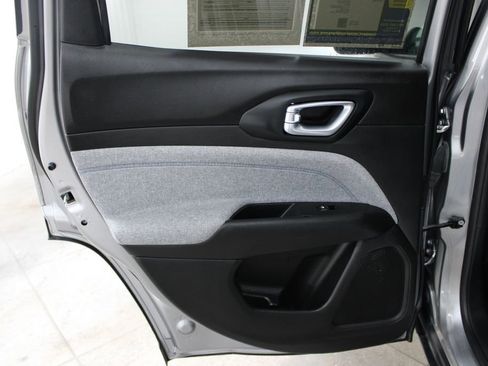 Used 2024 Jeep Compass Latitude image 19