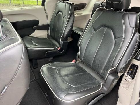 Used 2022 Chrysler Pacifica Limited image 11