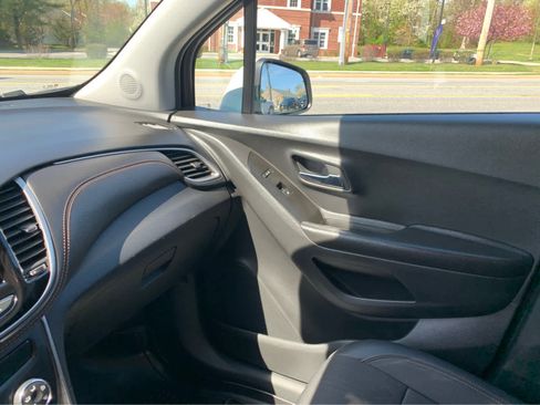 Used 2022 Chevrolet Trax LT w/ LT Convenience Package AWD/4WD image 21