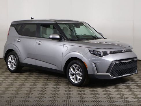 Used 2023 Kia Soul LX w/ LX Technology Package image 2