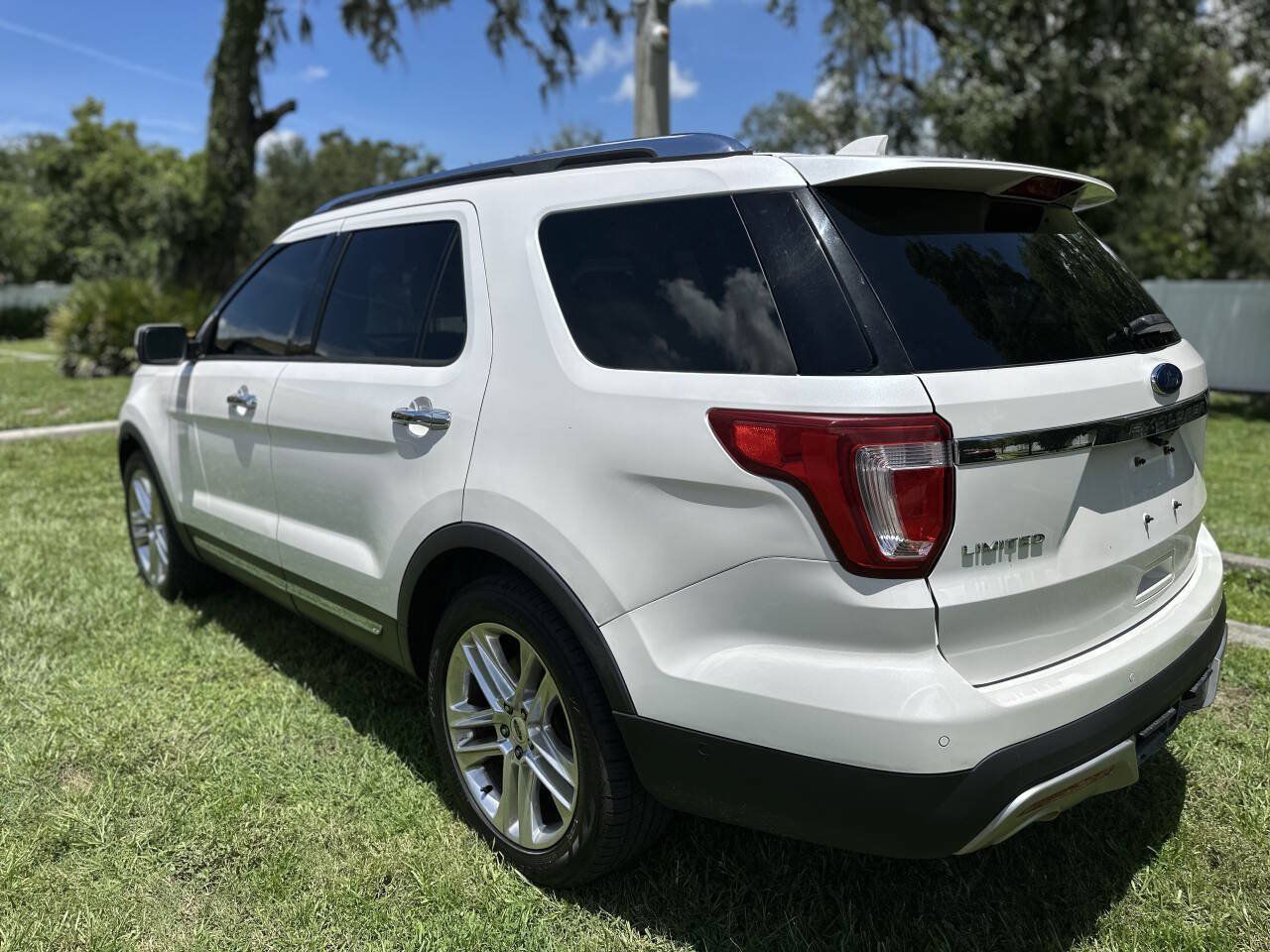 Used 2017 Ford Explorer Limited w/ Equipment Group 301A FWD image 5