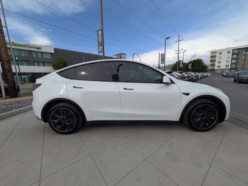 Used 2023 Tesla Model Y Long Range AWD/4WD image 2