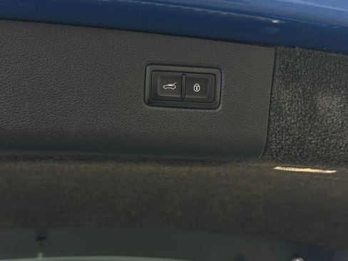 Used 2017 Bentley Bentayga image 23