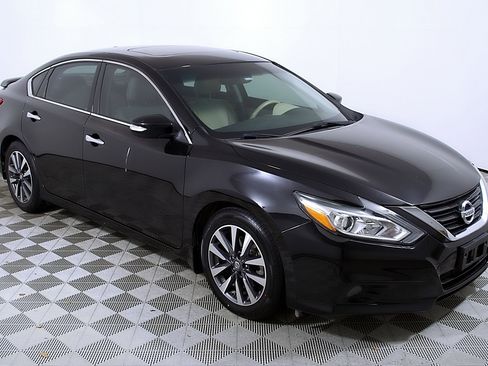 Used 2017 Nissan Altima 2.5 SL w/ Moonroof Package image 6