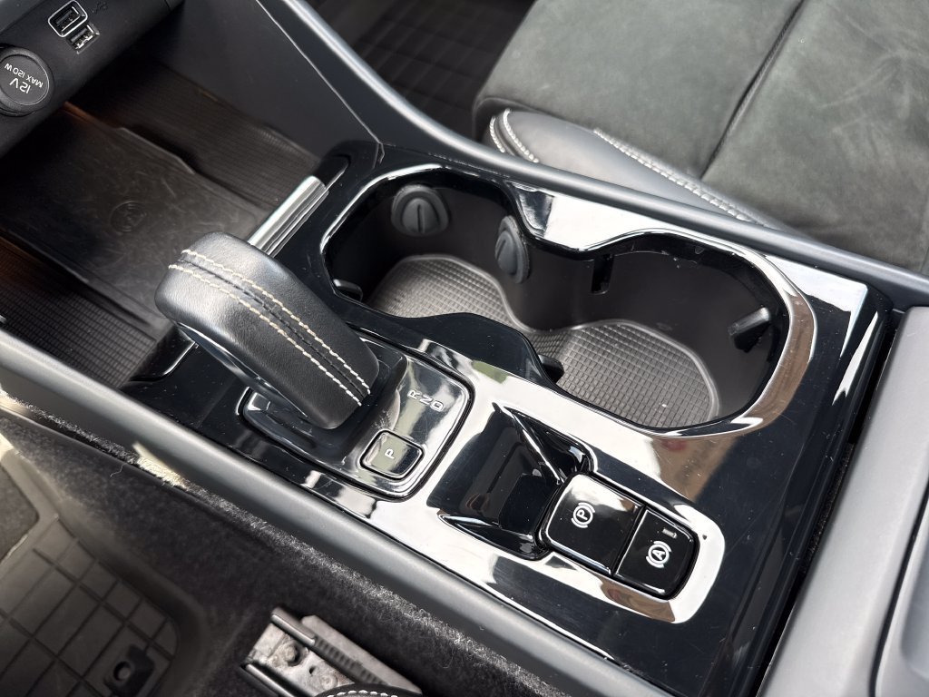 Used 2020 Volvo XC40 T4 R-Design FWD image 23