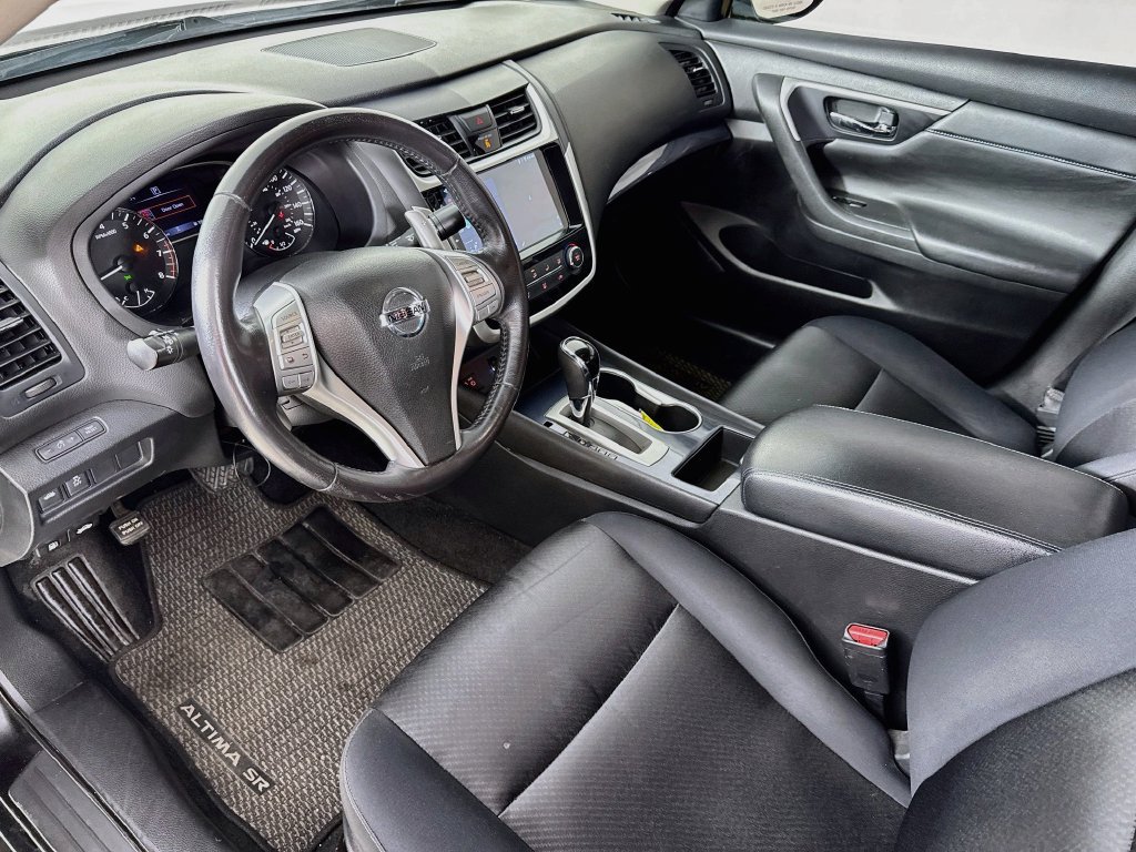 Used 2018 Nissan Altima 2.5 SR w/ Interior Lighting Package FWD image 10
